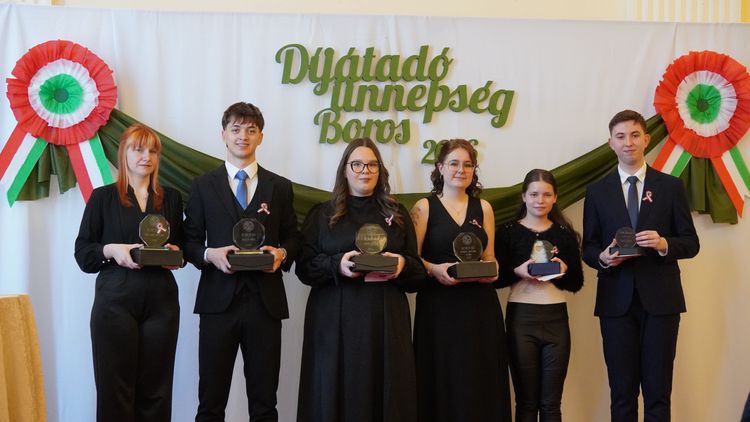 DÍJÁTADÁS A BOROSBAN