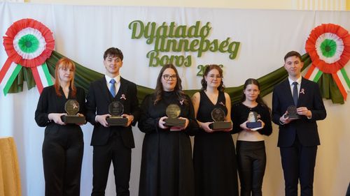 DÍJÁTADÁS A BOROSBAN